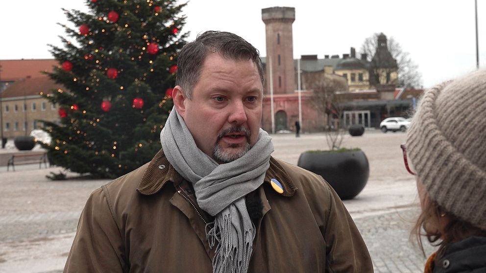 Christopher Larsson (SD) på Stortorget, framför julgran