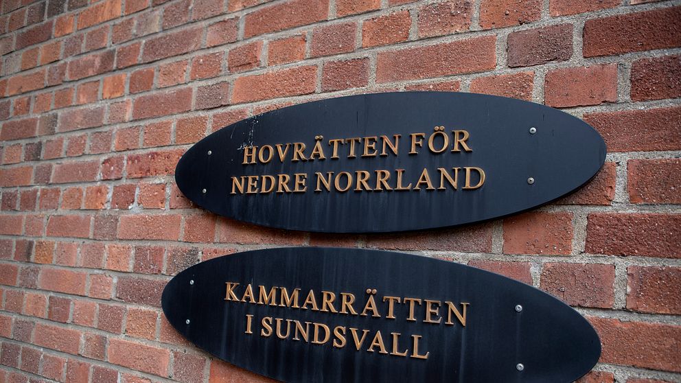 Svart skylt med gula bokstäver som säger ”hovrätten för nedre norrland”. Skylten sitter på en tegelvägg.