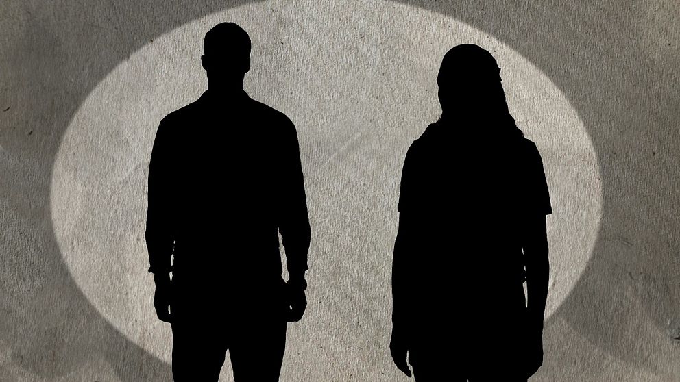 Två siluetter, troligen en man och en kvinna, mot en ljusgrå bakgrund.