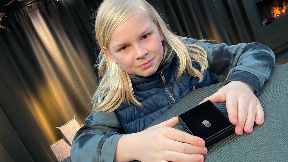Christian Emil visar upp agraffen i sitt etui.