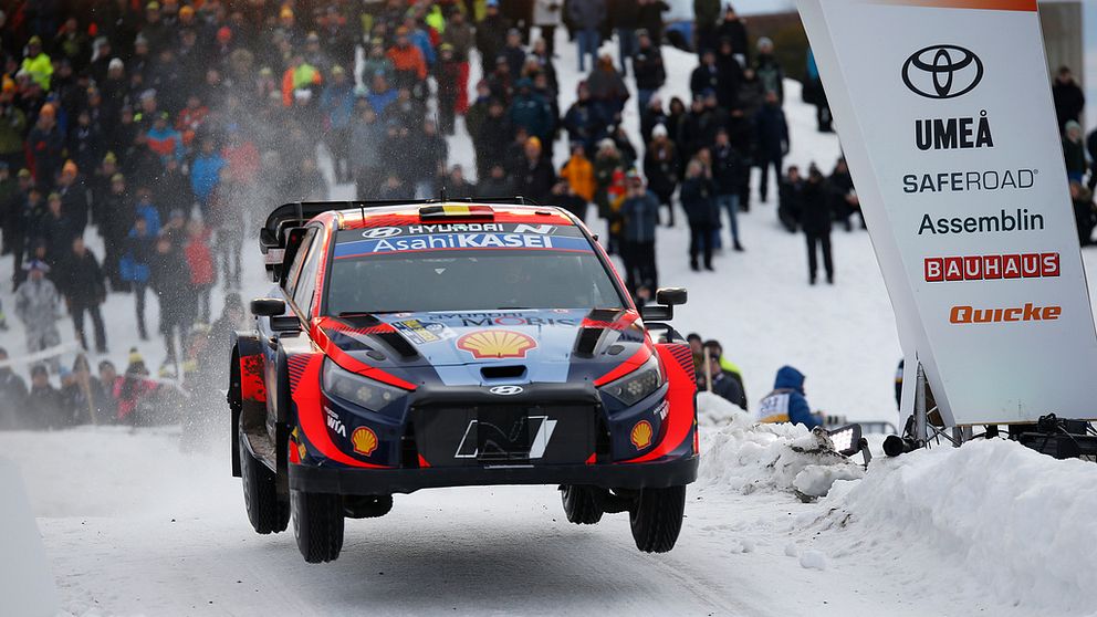 Thierry Neuville och Martijn Wydaeghe, Belgien, flyger fram i sin Hyundai under Svenska rallyt i vintras.