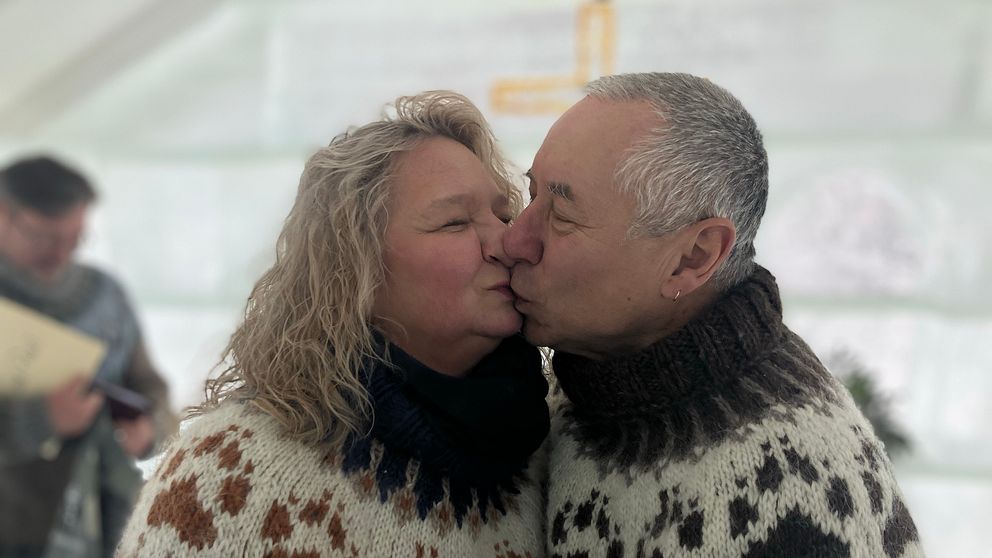 Äldre par som kysser varandra i en iskyrka