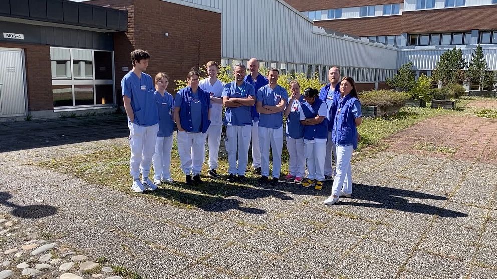 En grupp läkare står utanför Sundsvalls sjukhus. De är oroliga för att  bristen på sjuksköterskor ska hota patientsäkerheten vid sjukhuset i sommar.