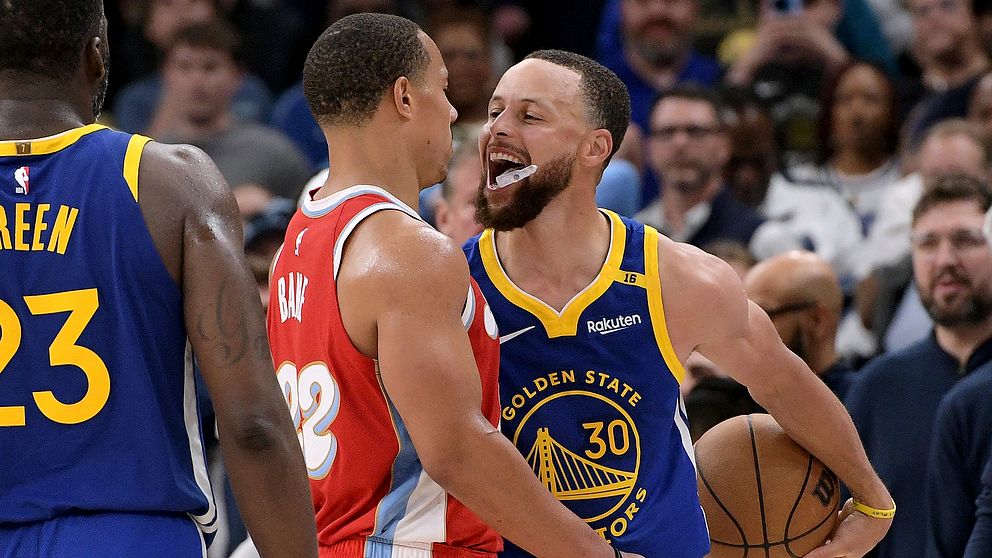 Stephen Curry tjafsar med Memphis Desmond Bane under nattens match.