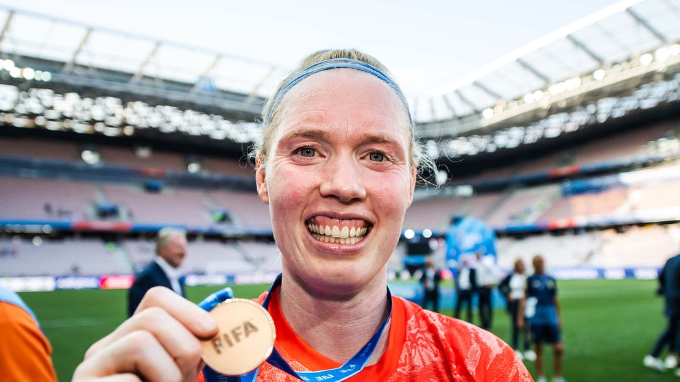 Hedvig Lindahl med medalj efter VM 2019