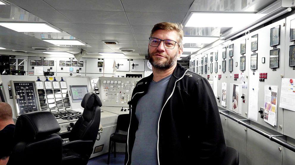 Andreas Ljung är teknisk chef på Ymer och står i isbrytararens kontrollrum.