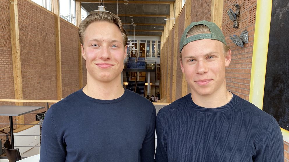 Rickard Brunne och Gustaf Egmer har lagt märke till att årets studenter pimpar sina mössor mycket.
