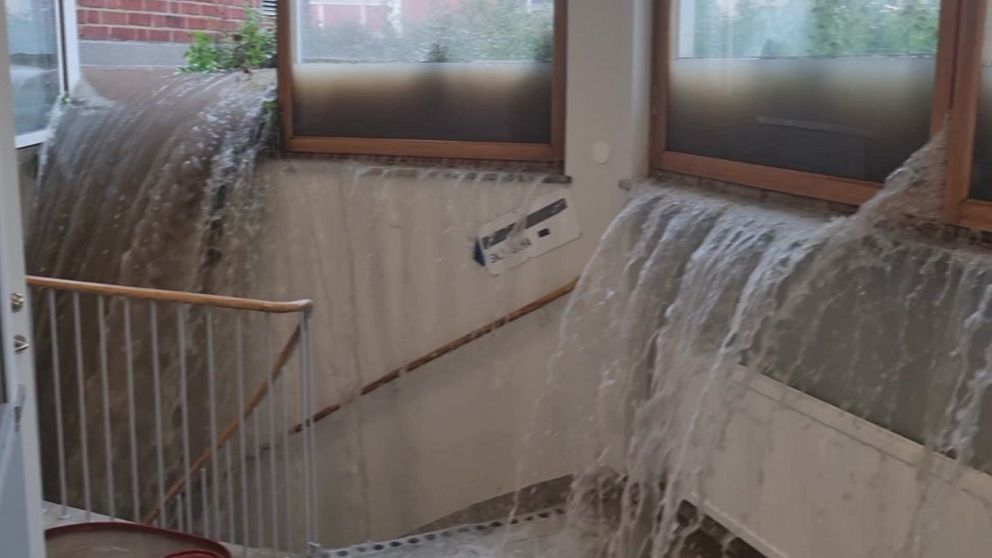 Vatten strömmar in genom fönster på badhuset i Hudiksvall