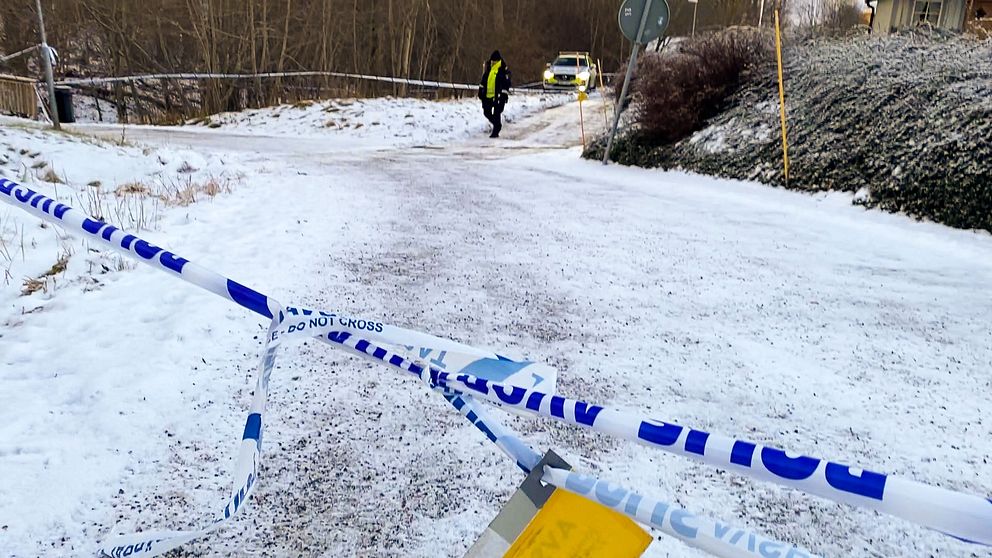Två poliser blev huggna med ett svärd i Jönköping i januari 2024 Bild på cykelbana ned snö och avspärrningsband