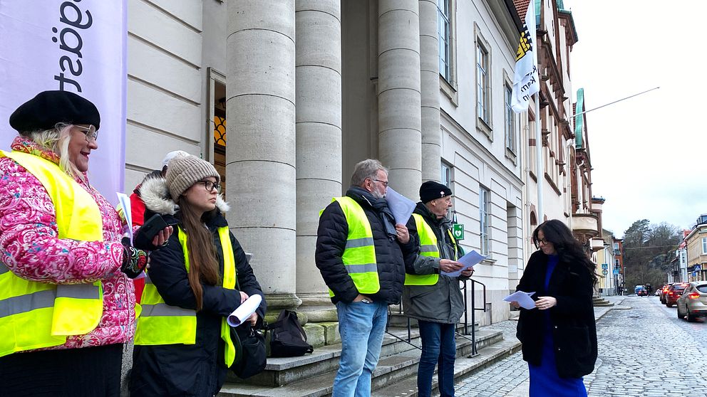 Personer utanför rådhuset i Karlshamn.