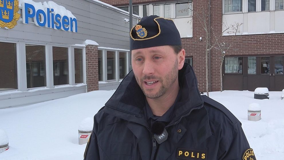 Spaningsledare Thomas Palmgren från Umeåpolisen utanför polisstationen