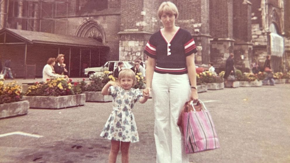 En mamma med sin dotter.
