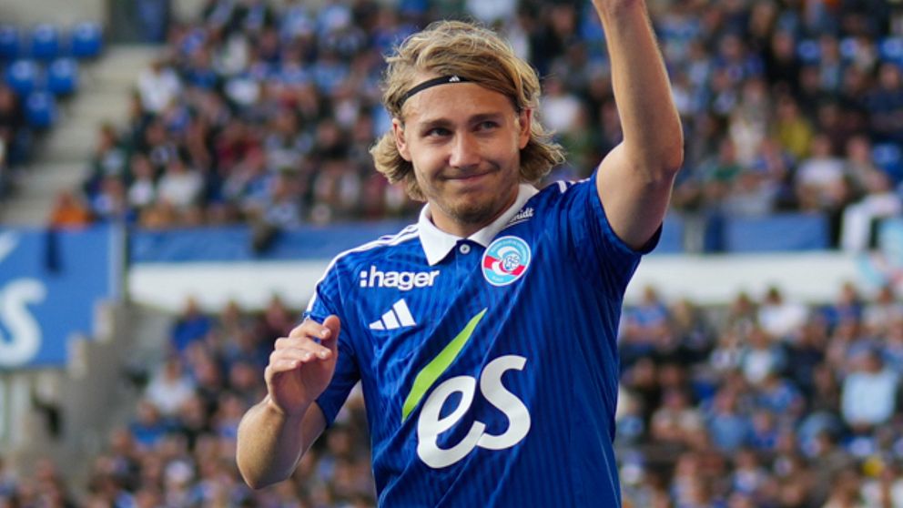 Strasbourgs Sebastian Nanasi vinkar mot läktaren.
