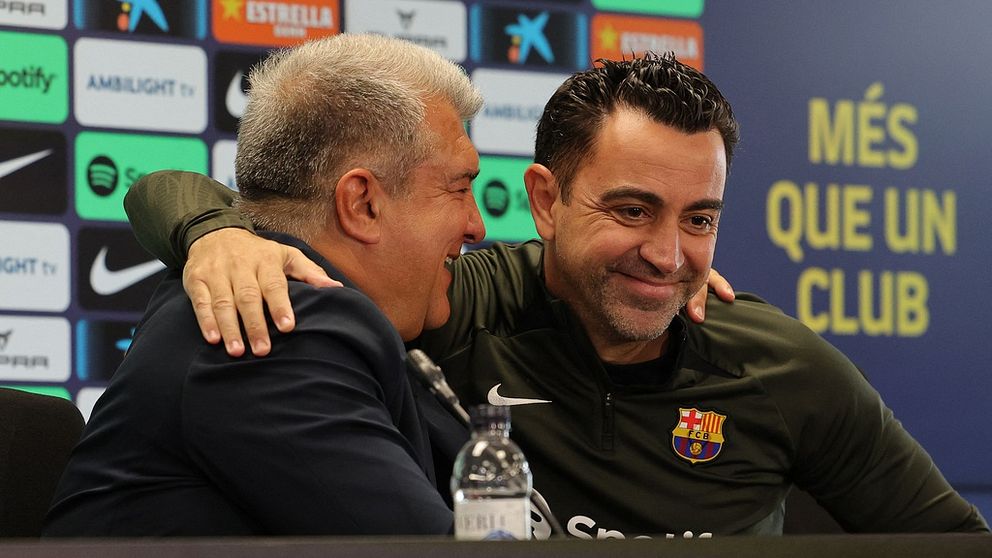 Xavi och Joan Laporta under Barcelonas presskonferens