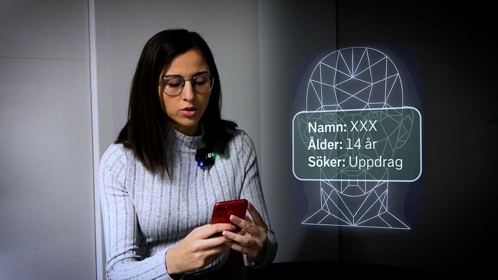 SVT:s reporter sitter med en röd smartphone och håller den i händerna. Bredvid finns en grafisk representation av en ansiktsprofil, med information som visar att personen är 14 år gammal och söker ett uppdrag.