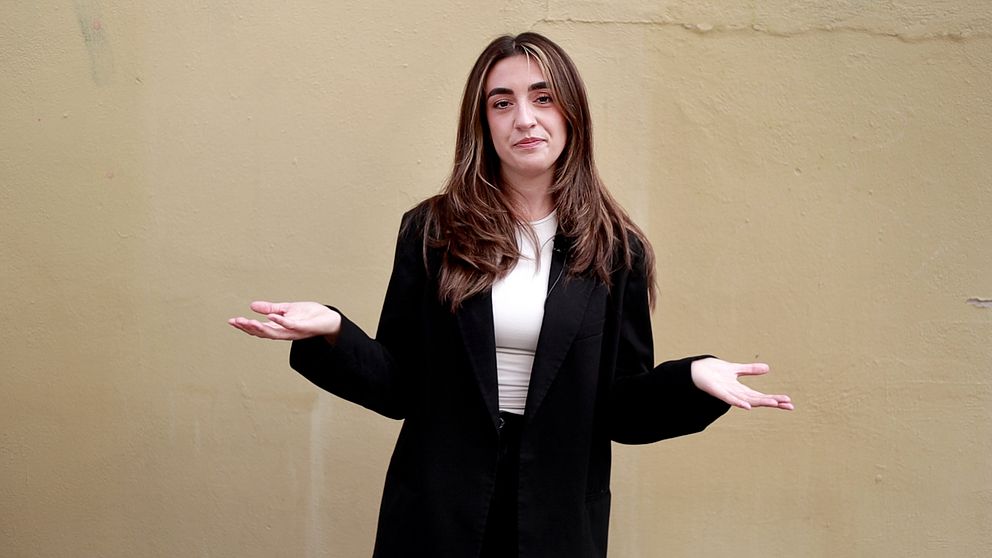 Reporter Lina Yakoub tittar in i kameran
