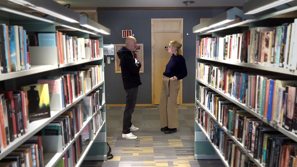 Moa Candil och SVT:s reporter står tillsammans i ett bibliotek.