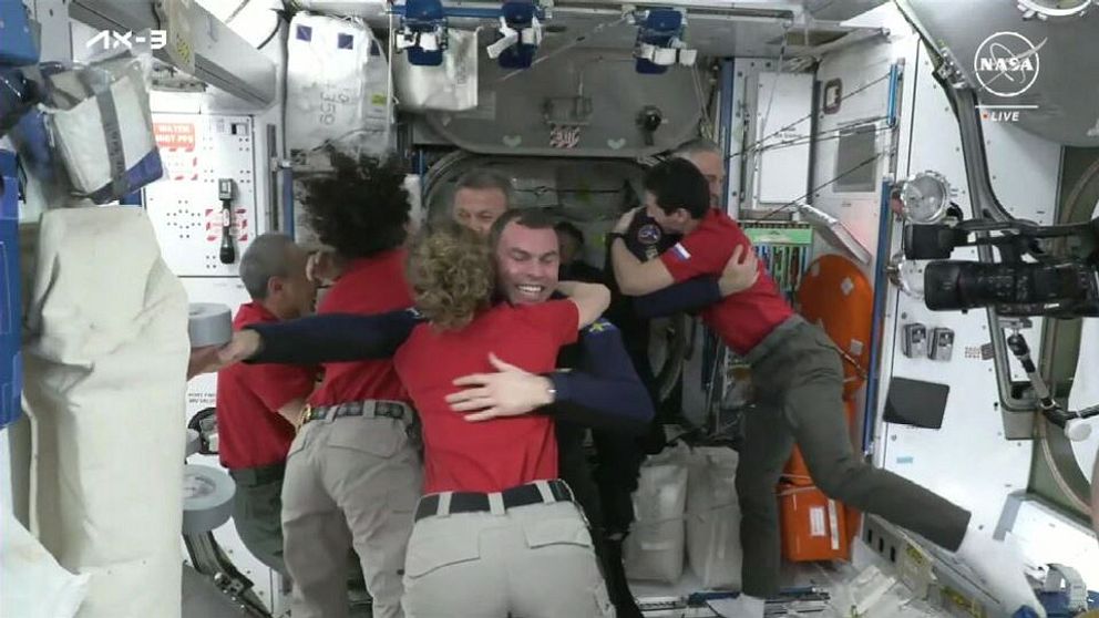 Astronauterna har tagit sig ombord på ISS