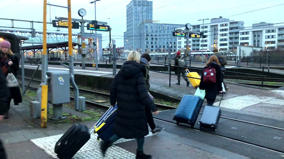 Flera personer går med resväskor på Halmstad tågstation. Det kommer vara flera inställda tåg från Halmstad under påskhelgen.