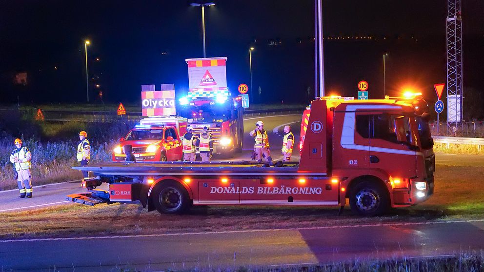 Bärgningsbil och räddningstjänst efter en kraftig bilolycka utanför Eslöv.
