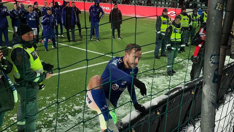Ip, sundsvall, gif sundsvall efter match, pontus engblom klättrar upp till fansen