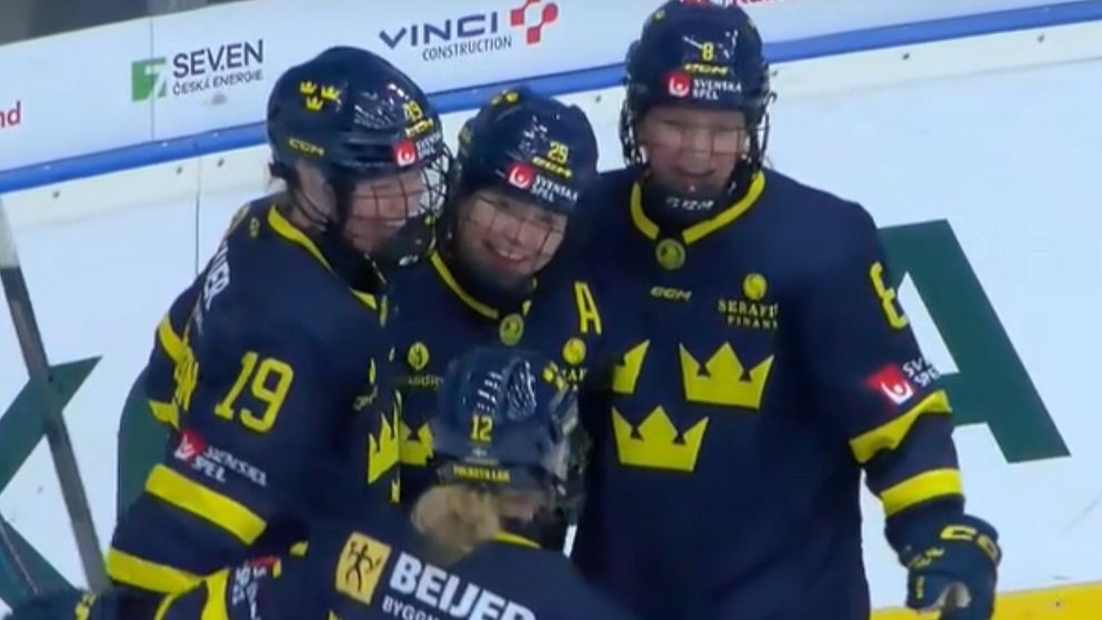 Damkronorna jublar efter mål mot Tyskland i Euro Hockey Tour