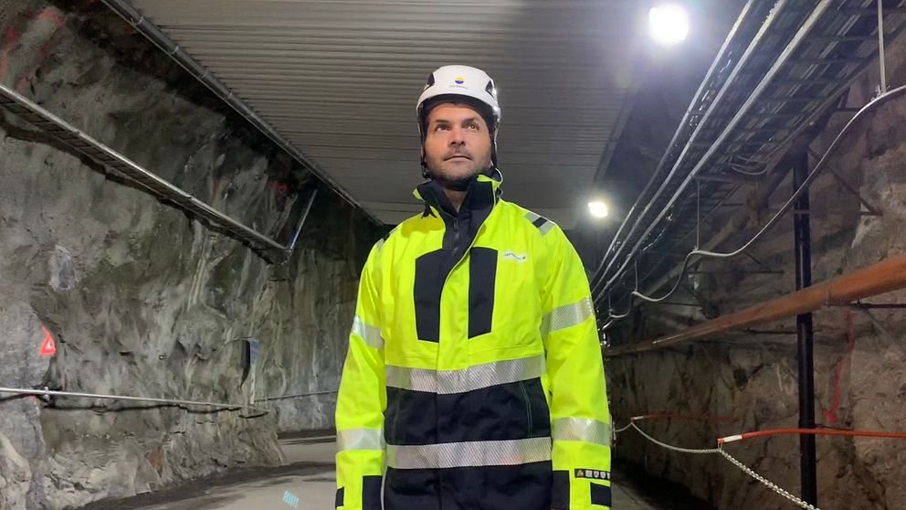 en man i varselkläder i ett bergrum