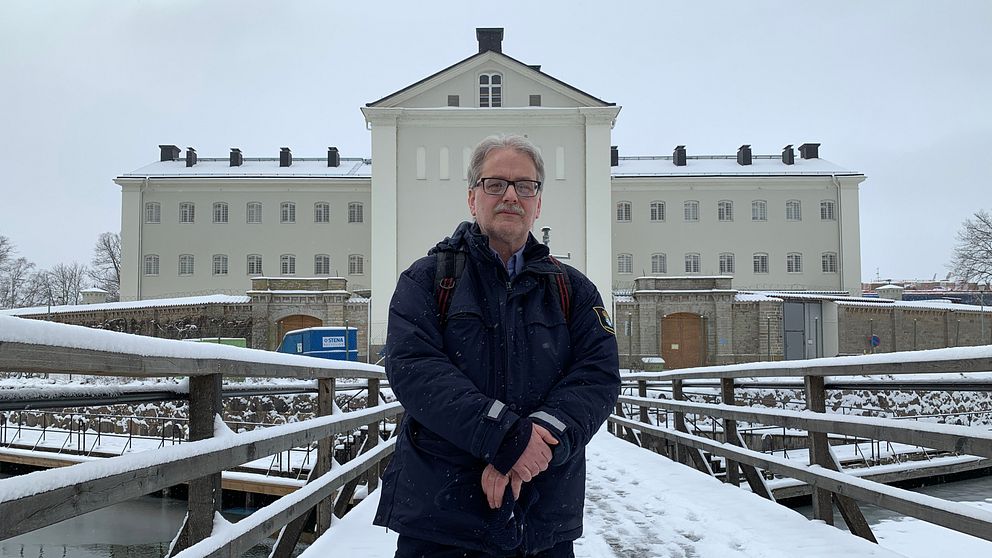 Joakim Eriksson står framför anstalten i Kalmar. Snö på marken.