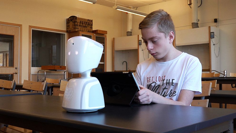 pojke i klassrum med robot