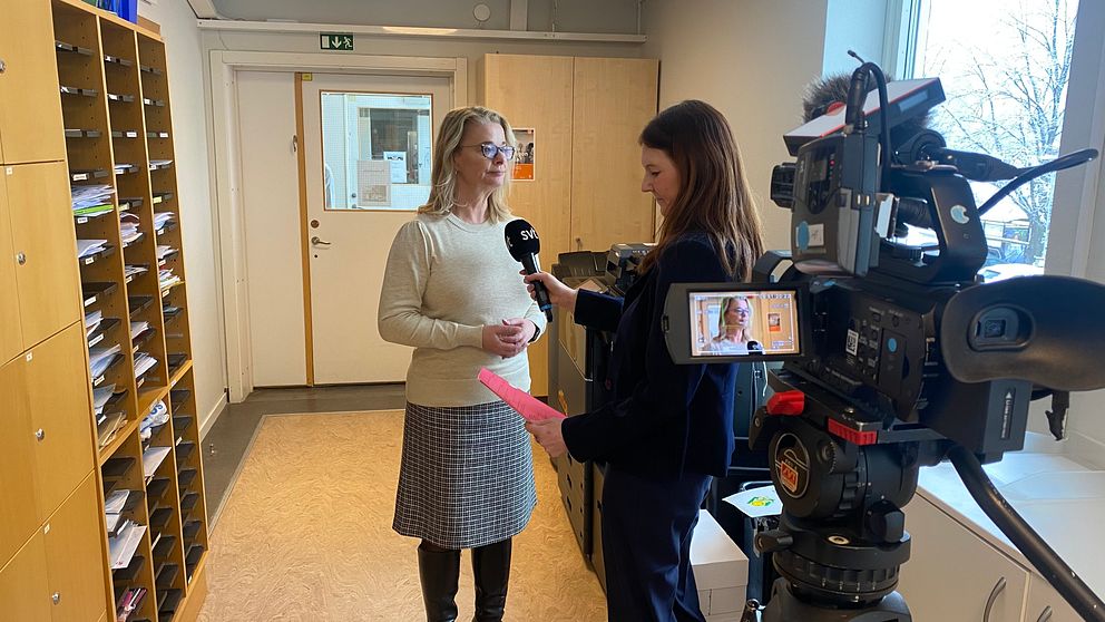 Skolminister Lotta Edholm Liberalerna blir intervjuad av reporter Anna Beijron i korridor på St Olofsskolan i Sundsvall