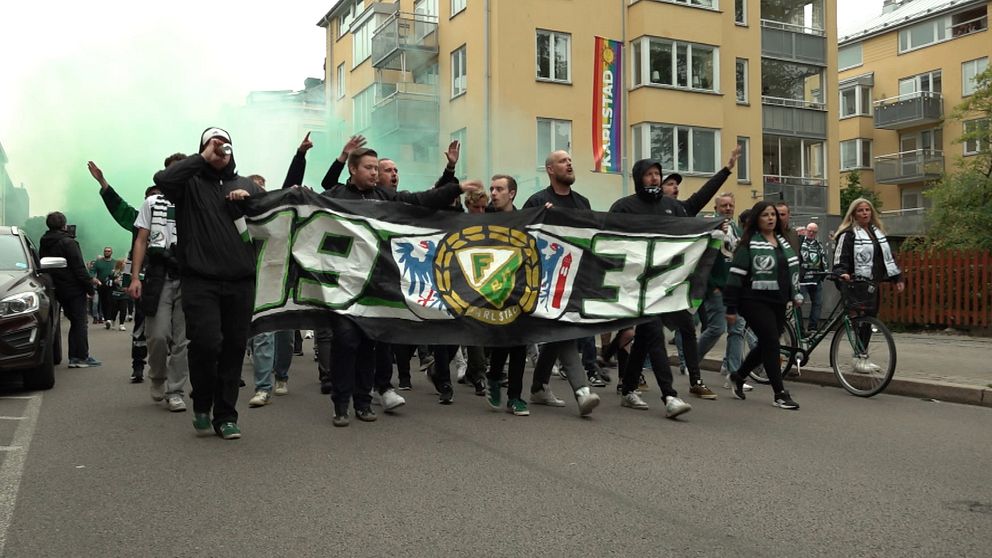 FBK-supportrar som marscherar i Karlstad