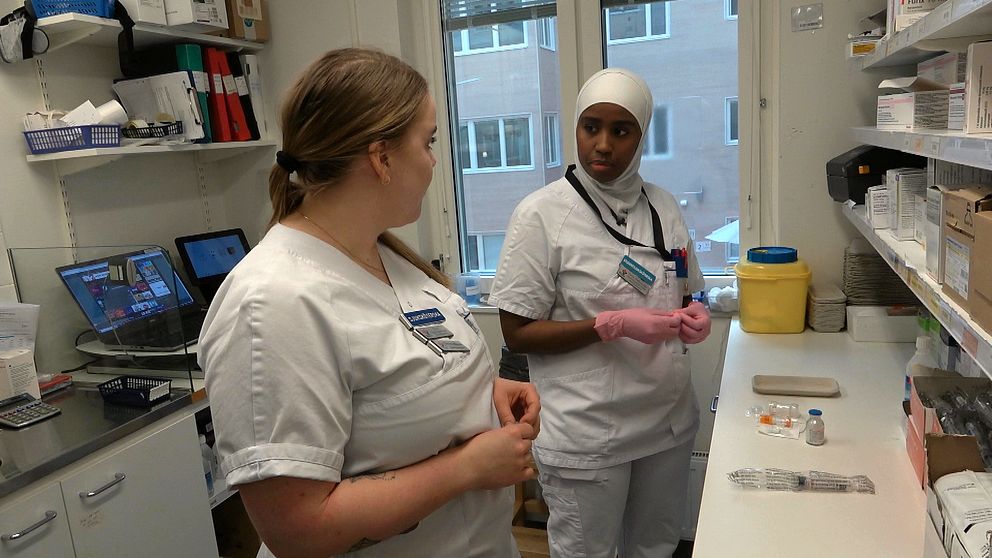 En sjuk8sköterska och en studentsjuksköterska i ett läkemedelsrum.
