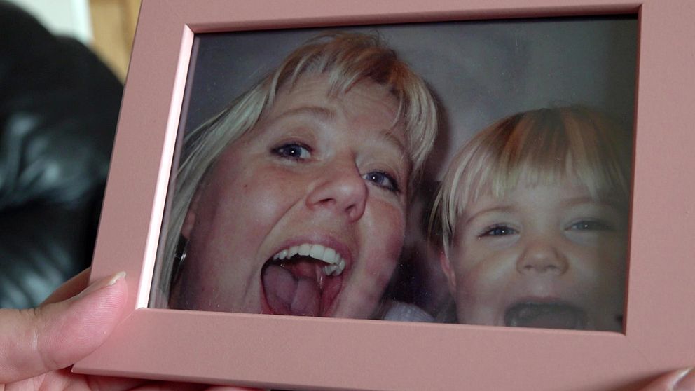 En fotoram med en glad kvinna och ett glatt barn