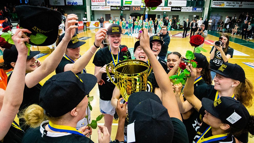 Luleås basketdamer firar efter SM-guldet våren 2023.