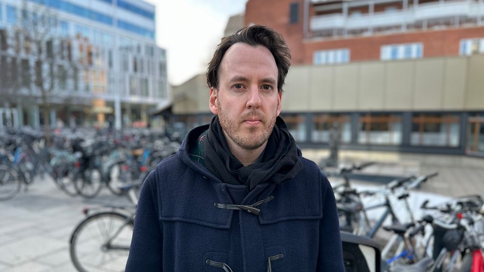 Bore Sköld, gruppledare för Vänsterpartiet i Umeå på Vasaplan. Han bär en blå vinterkappa.