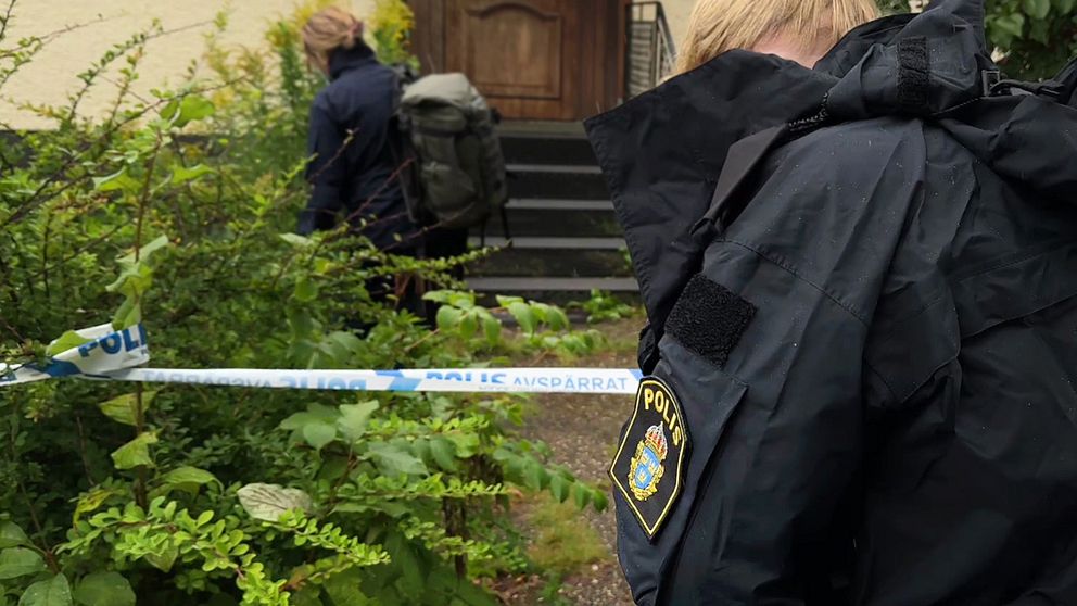 Polis på plats utanför hus i Arvika, avspärrningsband efter misstänkt mord