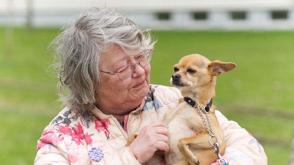 Anita Andersson, en av de boende som drabbades av branden som bröt ut i ett flerfamiljshus i Västhaga, Örebro. Här håller hon upp ett av sina husdjur, hunden Nisse.