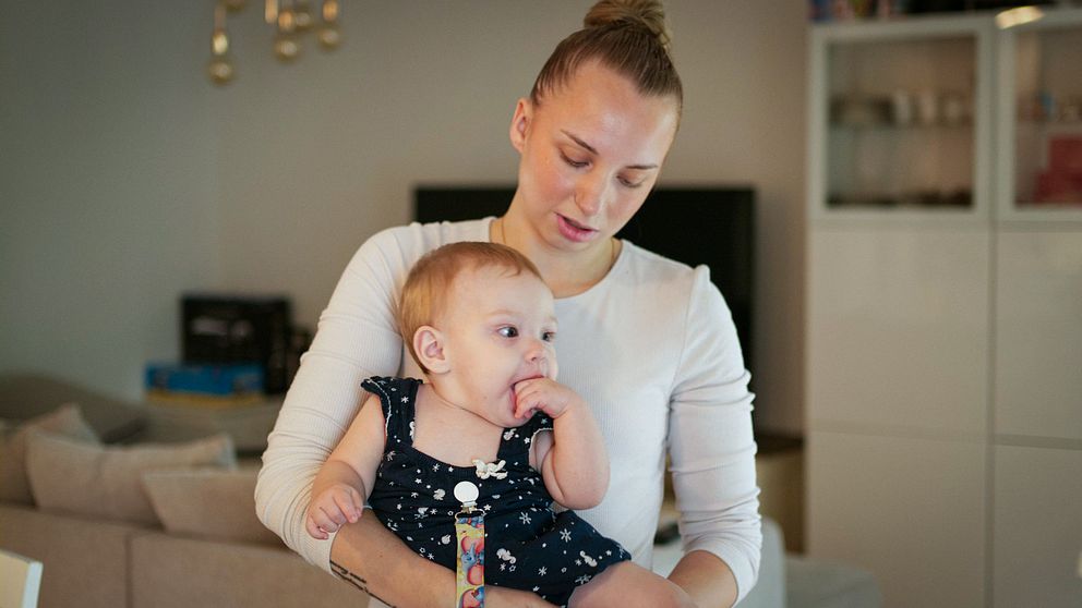 Småbarnsmamma med barn. Alicia Delvenius.
