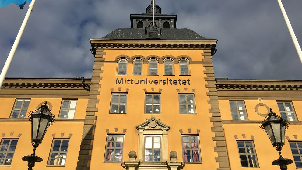 Mittuniversitetet i Östersund. Gul stenbyggnad i tre våningar. Gammal militärbyggnad.