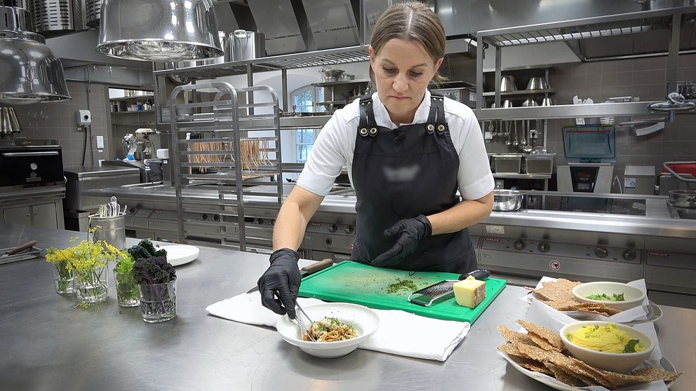 Anna Henning Moberg, verksamhetschef Torsåker gård, servera hydrotermisk pasta. Att dra ner på köttet och äta mer växtbaserat kan vara en utmaning då flera forskare lyfter risken för brist på vissa mineraler, som järn och zink. Men nu har man i ett testkök på Torsåker gård i Upplands Väsby utvecklat pasta som är nästan lika järnrikt som kött.