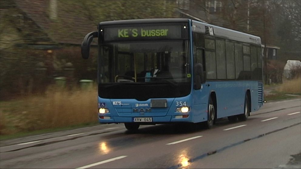 En bild på en blå buss med texten KE's bussar