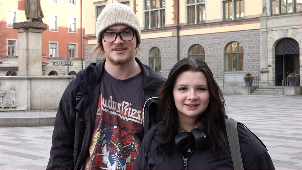 Gymnasieeleverna Sandrian Gildenlöw och Nike Wassberg står på Fristadstorget i Eskilstuna.