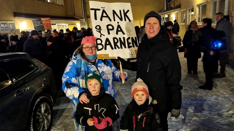 Familjen Eriksson protesterar mot skolnedläggning.