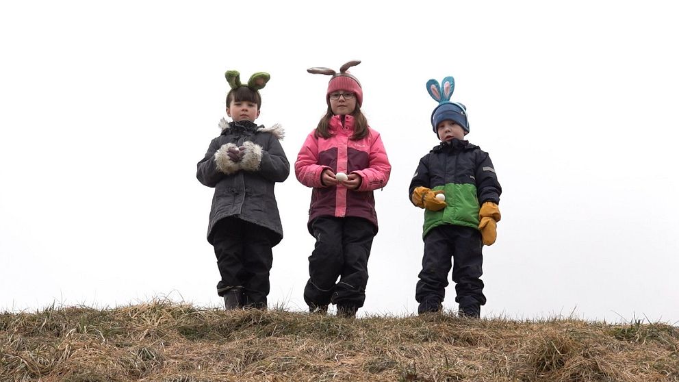 Barn firar påsk på Anundshög utanför Västerås.