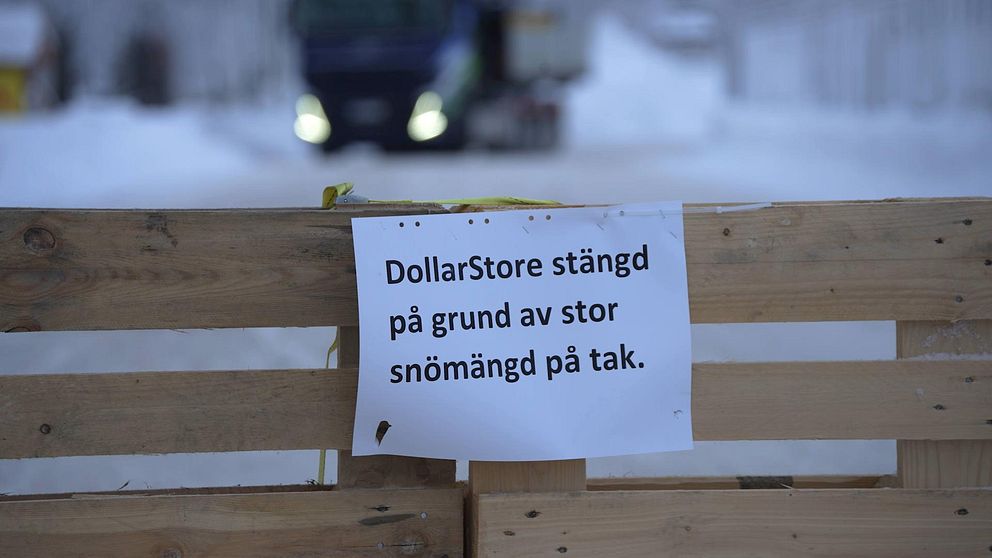 trätrall med en lapp på där det står att Dollarstore är stängt