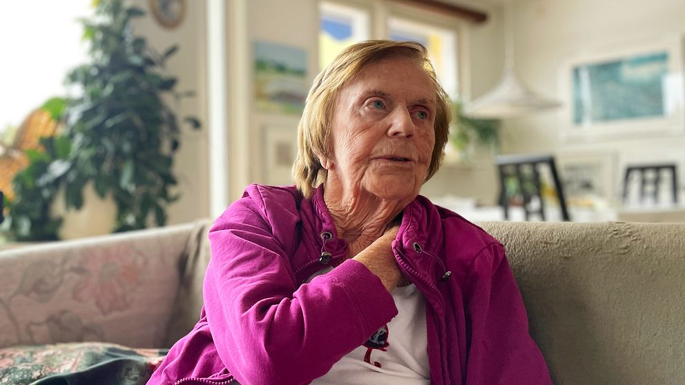 En 97-årig kvinna sitter i sitt vardagsrum i Helsingborg.