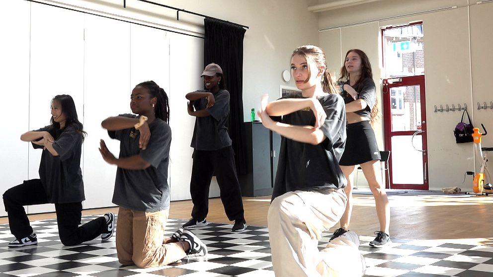 Fem kvinnor dansar i en dansstudio.