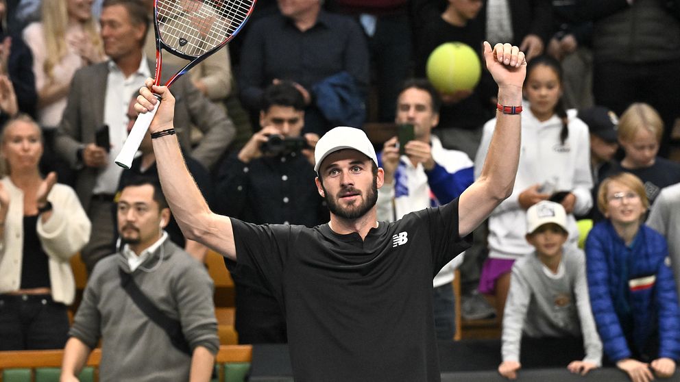 tennisspelaren Tommy Paul sträcker händerna i luften efter segern i Nordic Open