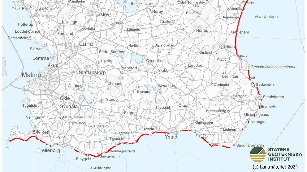 En karta över Skånes kust med stora delar av syd- och ostkusten markerat i rött – områden med kraftig erosion.