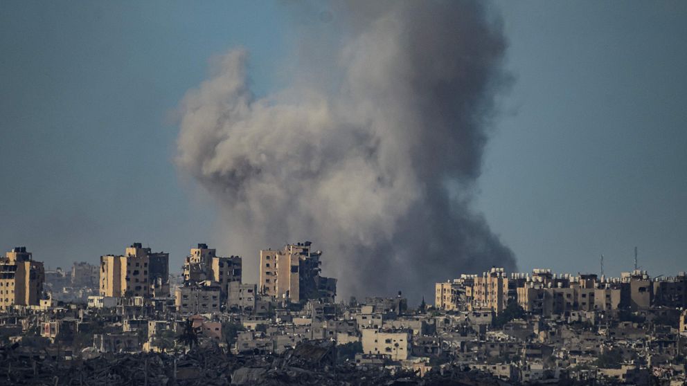 Rök som stiger efter en bomb i Gaza stad